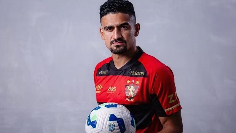Ramon Menezes posa com a camisa do Sport