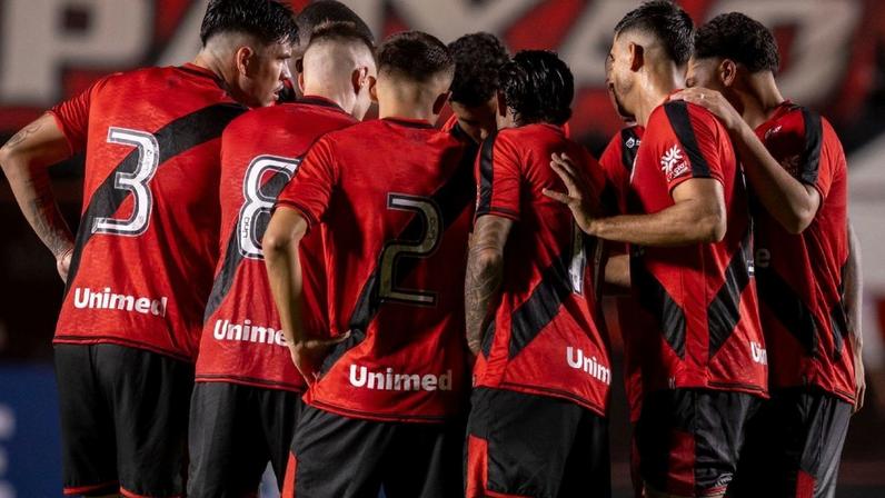 Jogadores do Atlético-GO antes de jogo pela Copa Centro-Oeste