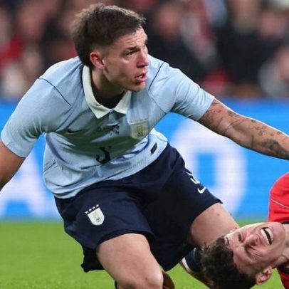 Uruguaio recebeu dois cartões amarelos vs Inglaterra e não foi expulso