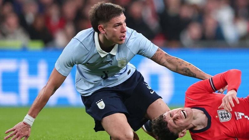Uruguaio recebeu dois cartões amarelos vs Inglaterra e não foi expulso