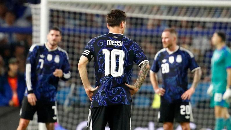 Argentina vence Mauritânia com golaço de joia formada na Espanha e susto no fim