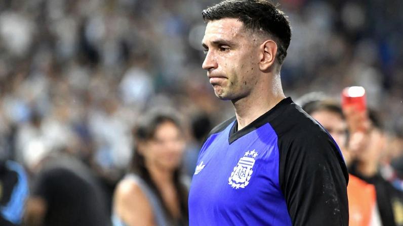 Dibu Martínez cobra a Argentina após péssimo jogo e comenta fim cancelado