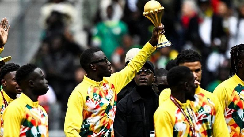 Senegal exibe troféu da CAN antes de amistoso com Peru