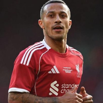 Thiago Alcântara encanta em jogo de lendas do Liverpool com Klopp e Gerrard