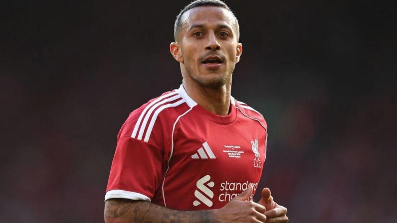 Thiago Alcântara encanta em jogo de lendas do Liverpool com Klopp e Gerrard