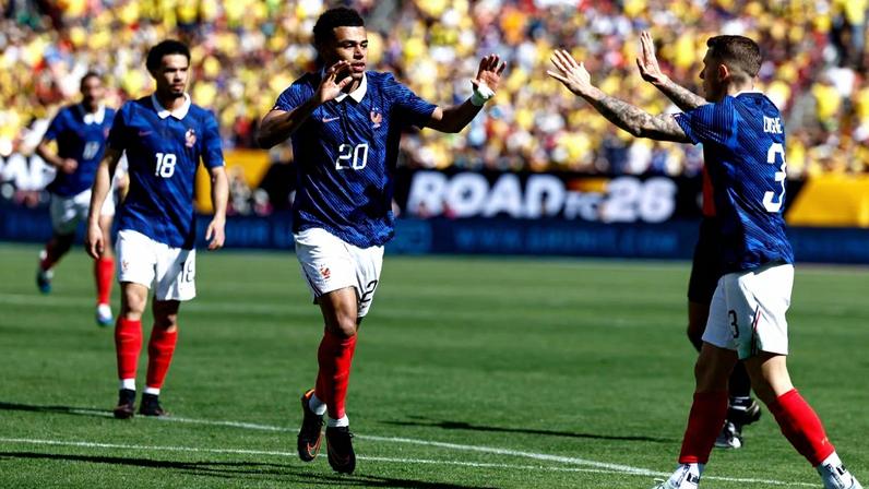 Jogadores da França comemoram gol sobre a Colômbia em amistoso