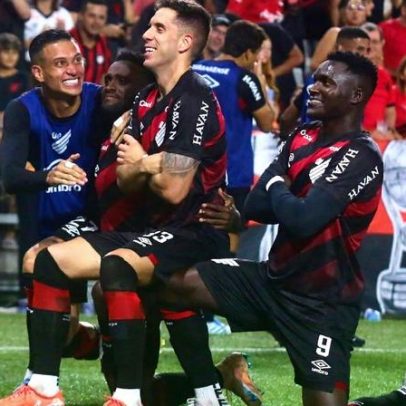 Athletico-PR vence Botafogo e assume vice-liderança, agravando crise carioca