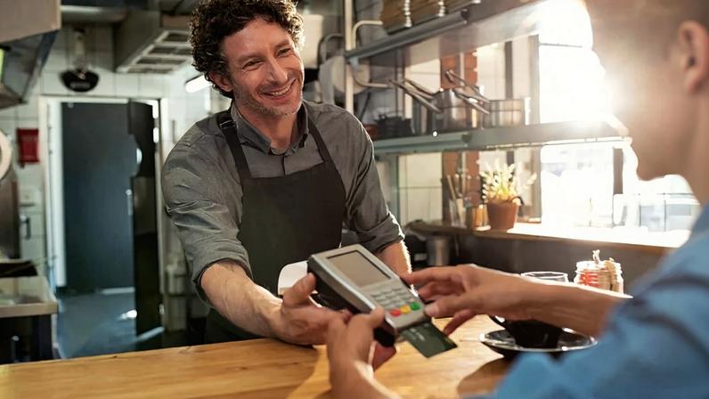 Com 15 milhões de MEIs ativos, maquininhas sem aluguel ganham espaço no varejo brasileiro maquininha de cartão de crédito e débito