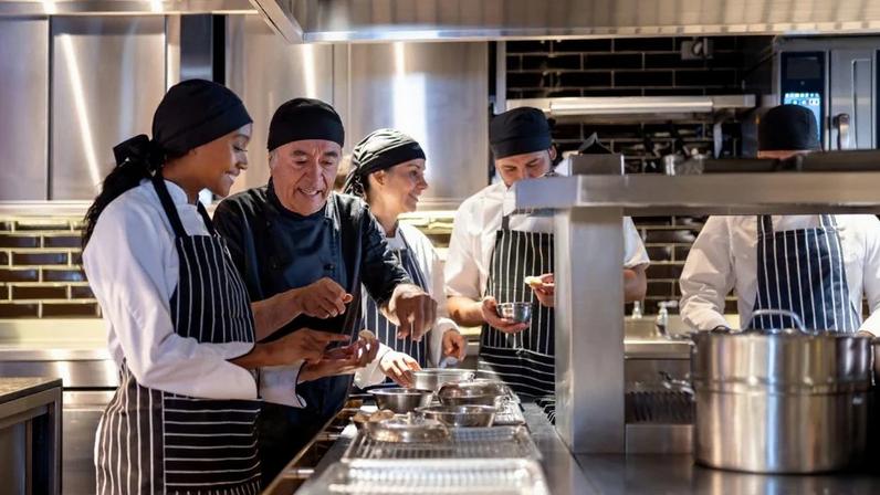 Restaurantes fecham por falha de controle operacional, não por falta de clientes