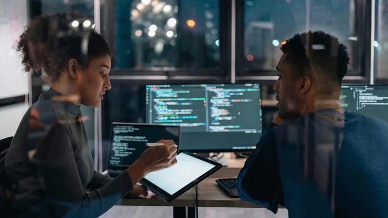 Líderes veem IA como parte da equipe, funcionários temem substituição