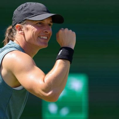 Iga domina Muchova e vai às quartas de Indian Wells