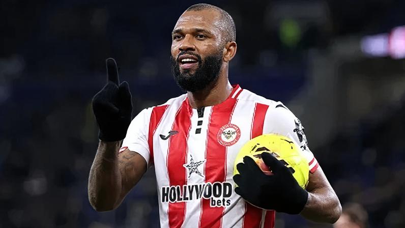 Igor Thiago fez três gols contra o Everton pela Premier League