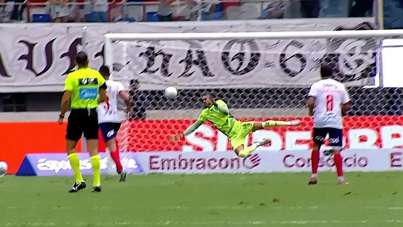 Goleiro quebra o braço durante defesa em partida do Brasileirão