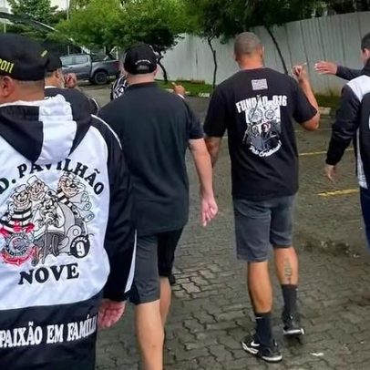 Torcida organizada do Corinthians cobra elenco no CT após derrota