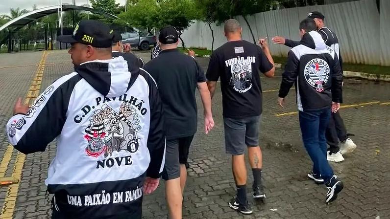 Grupo de integrantes de torcidas organizadas do Corithians foram ao CT Joaquim Grava para cobrar o elenco e comissão técnica. (Foto: Divulgação)