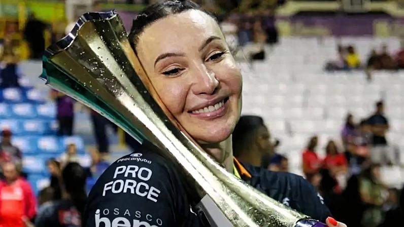 Tifany com o troféu de campeã da Superliga Feminina (Reprodução)