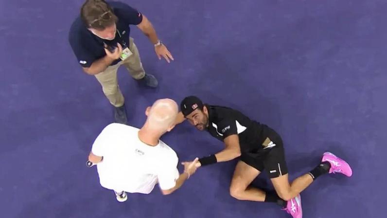 Com cãibras, o italiano Matteo Berrettini é cumprimentado pelo francês Adrian Mannarino (Reprodução)