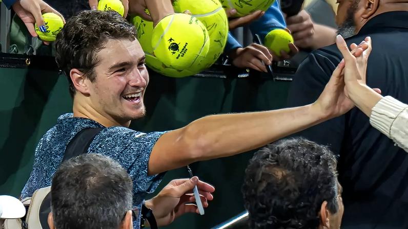 João Fonseca cumprimenta os fãs após a vitória na estreia em Indian Wells (Reprodução)