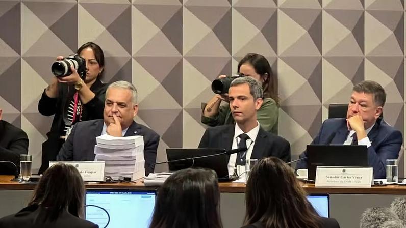 Relator da CPMI do INSS inicia leitura de documento com conclusão
