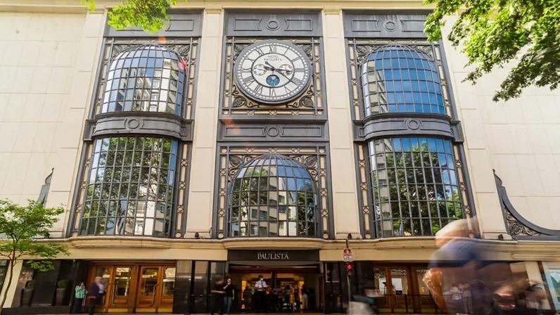 Localizado entre as avenidas Paulista, 23 de Maio e a rua Treze de Maio, o Pátio Paulista é um dos principais centros comerciais premiuns da cidade de São Paulo