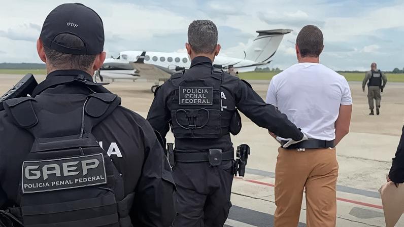 Daniel Vorcaro no aeroporto durante transferência