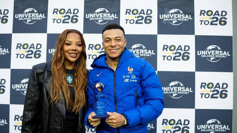 Ludmilla entrega troféu a Mbappé e tiete Vini Jr. em amistoso Brasil-França