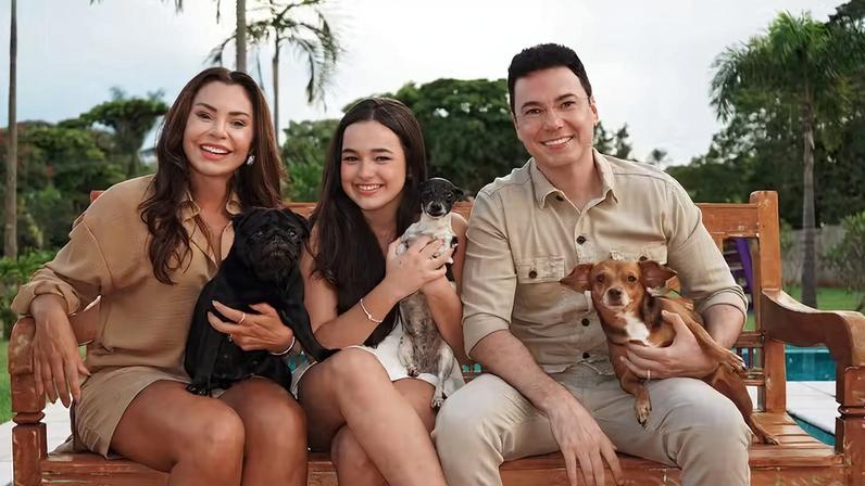 Vinícius, da dupla com João Bosco, posa com a esposa, Audrei, e os três filhos — Foto: Felipe Pichol
