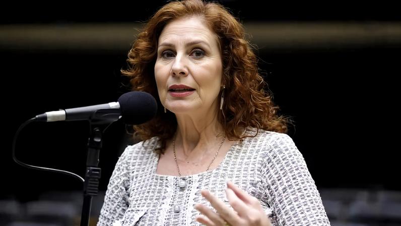 Defesa de Carla Zambelli recorre à extradição na Itália