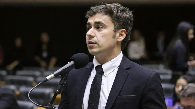 PL defende Nikolas Ferreira após repercussão de viagem com jatinho de Vorcaro