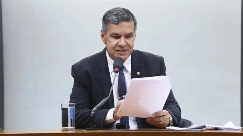 Capitão Augusto questiona equiparação de guardas civis à Polícia Militar e é o único do PL a se opor ao texto.