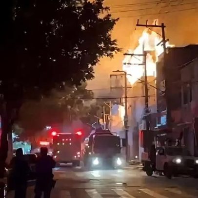 Incêndio de grandes proporções atinge fábrica no Brás, SP