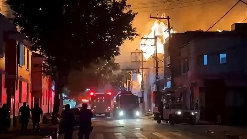 Incêndio de grandes proporções atinge fábrica no Brás, SP