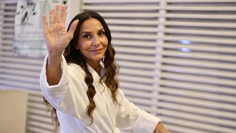 Ivete Sangalo atende fãs de roupão em hotel no Rio