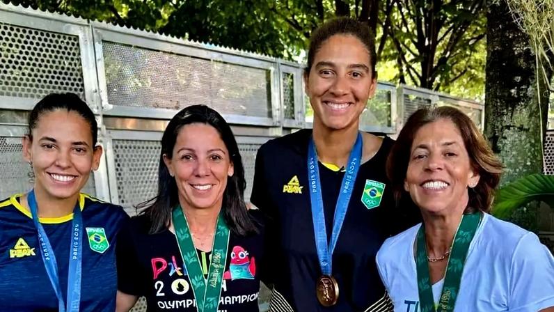 Jackie/Sandra e Duda/Ana Patrícia se misturarão em duelo no Areia Games, em Niterói (Foto: Reprodução)