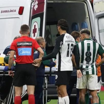 Jogador deixa ambulância durante Corinthians x Coritiba; clube se pronuncia