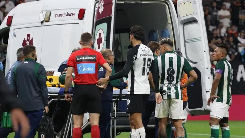 Jogador deixa ambulância durante Corinthians x Coritiba; clube se pronuncia
