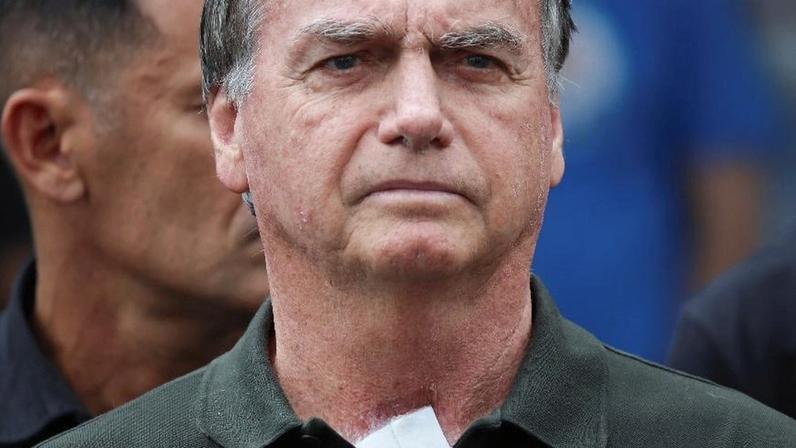 Jair Bolsonaro deixa hospital após retirar manchas na pele em hospital em Brasília em setembro