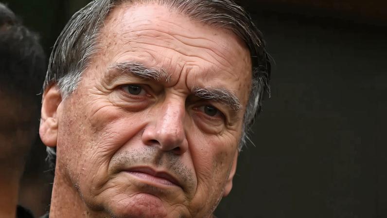 Bolsonaro enfrenta broncopneumonia após laudo da PF. Concessão do benefício ainda será analisada por Moraes.
