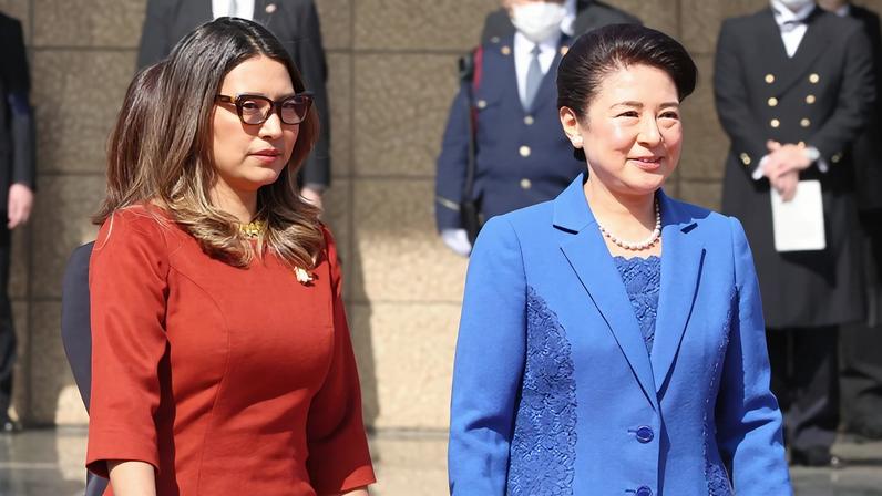 A primeira-dama brasileira Rosangela "Janja" da Silva e a imperatriz japonesa Masako, durante uma cerimônia de boas-vindas no Palácio Imperial em Tóquio, no Japão, em março de 2025. (Foto: EFE/EPA/Yoshikazu Tsuno)