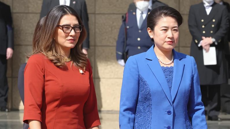 A primeira-dama brasileira Rosangela "Janja" da Silva e a imperatriz japonesa Masako, durante uma cerimônia de boas-vindas no Palácio Imperial em Tóquio, no Japão, em março de 2025. (Foto: EFE/EPA/Yoshikazu Tsuno)