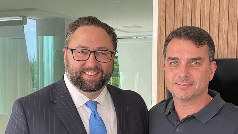 Assessor de Trump posta foto com Flávio Bolsonaro e declara próximo presidente