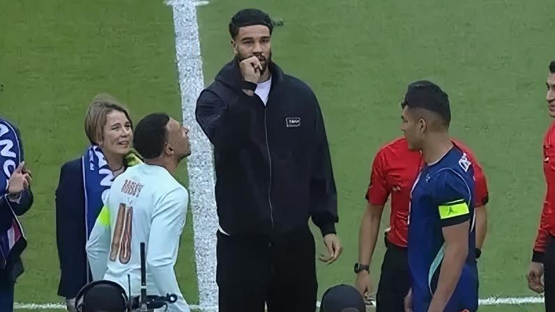 Tatum durante 'coin toss' de Brasil x França, em amistoso em 2026
