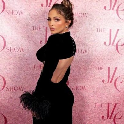 Jennifer Lopez exibe abdômen e costas em vestido de veludo recortado no final