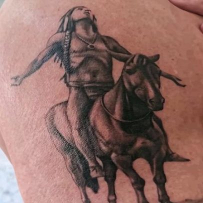 John Stamos revela sua primeira tatuagem e impressiona fãs