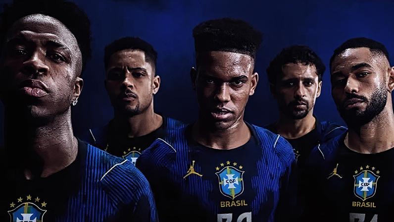 Vini Jr., Vitor Roque, Estêvão, Marquinhos e Matheus Cunha posam com a camisa azul da Seleção Brasileira para a Copa do Mundo