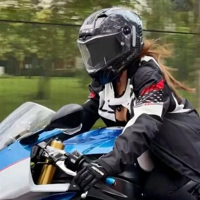 Juliette volta a andar de moto; fãs relembram queda.