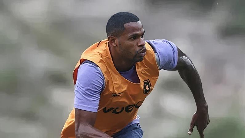 Júnior Santos regularizado pode reestrear pelo Botafogo contra Flamengo