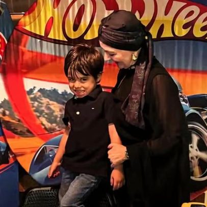 Mãe de Lucas Lucco, com alopecia, usa lenço no aniversário do neto