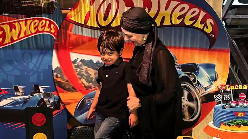 Mãe de Lucas Lucco, com alopecia, usa lenço no aniversário do neto