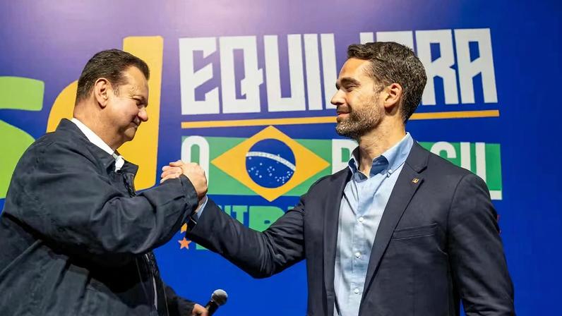 O governador do Rio Grande do Sul, Eduardo Leite (PSD), durante filiação ao PSD, ao lado do presidente da sigla, Gilberto Kassab. — Foto: Divulgação/PSD